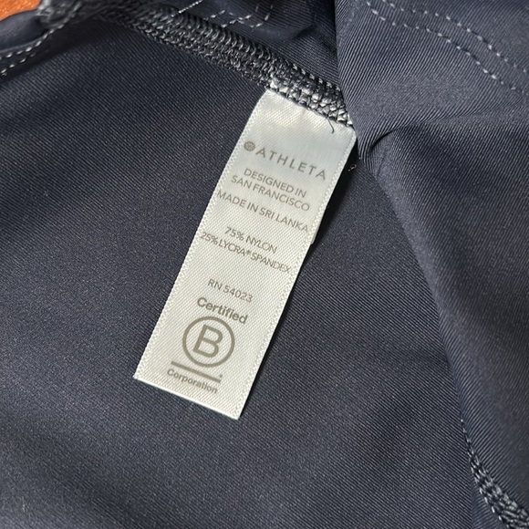 Like new Athleta capri yoga pants - Picture 3 of 4